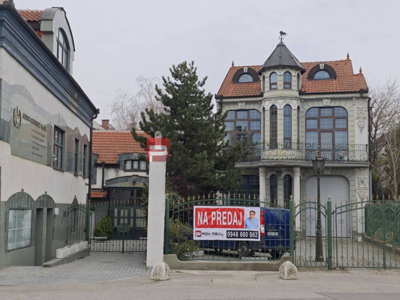 Gebäude in der Ľ. Podjavorinská-Straße im Ausstellungsstil mit der Aufschrift 