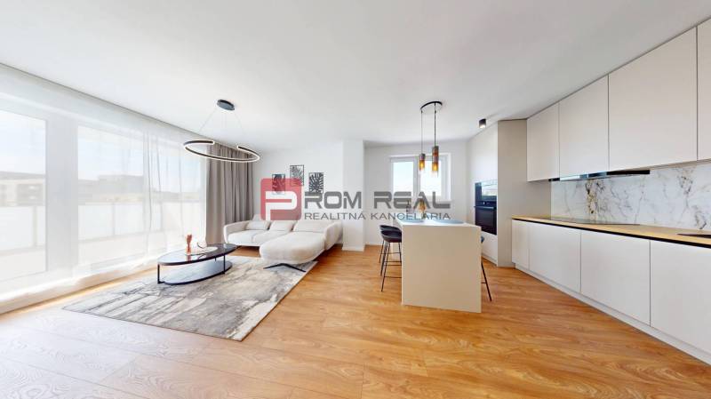 Wohnzimmer mit Küche in einer 2-Zimmer-Wohnung, helles Sofa und Esstisch-Insel.