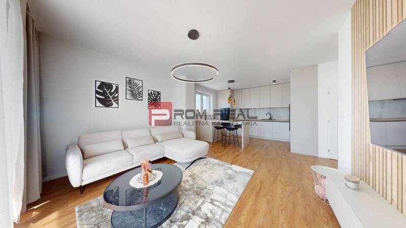 Wohnzimmer mit Küche, Sofa, Essbereich und Dekorationen in einer 2-Zimmer-Wohnung.