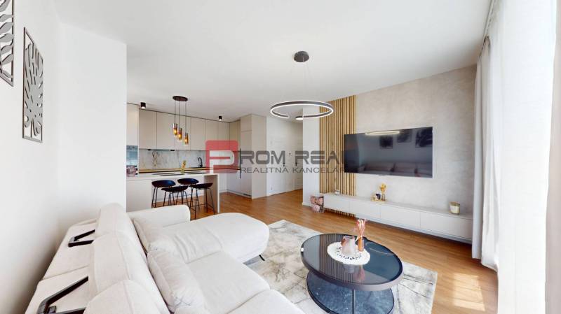 Wohnzimmer in einer 2-Zimmer-Wohnung mit Küchenzeile und großem Fernseher.