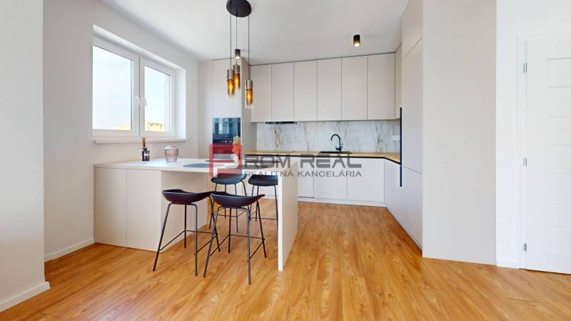 Küche in einer 2-Zimmer-Wohnung mit geräumiger Küchenzeile und Holzboden.