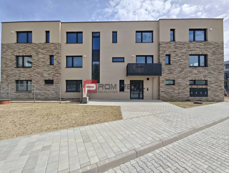 Mehrfamilienhaus in der Pezinok-Straße in Pezinok, das 2-Zimmer-Wohnungen mit unterschiedlicher Fassade anbietet.
