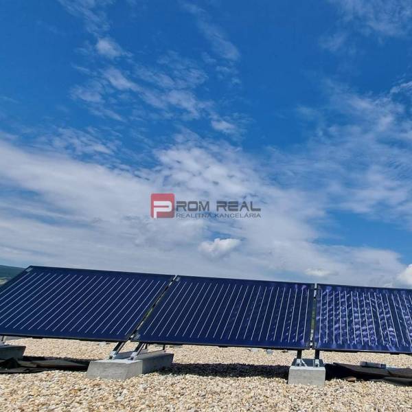 Solarmodule vor blauem Himmel. In der Straße Pezinok wartet eine 2-Zimmer-Wohnung auf einen neuen Besitzer.