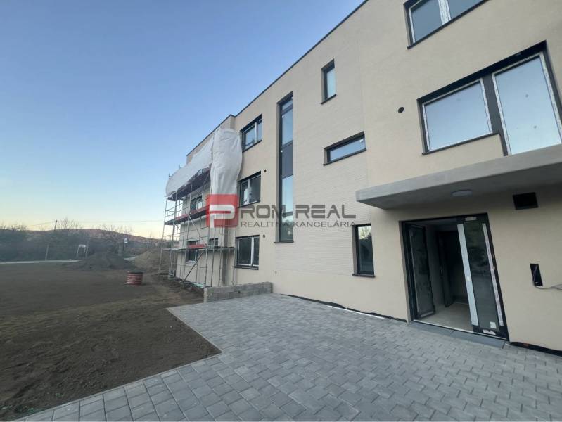 Neubau eines Wohnhauses in Pezinok in der Pezinska-Straße mit Dämmarbeiten.
