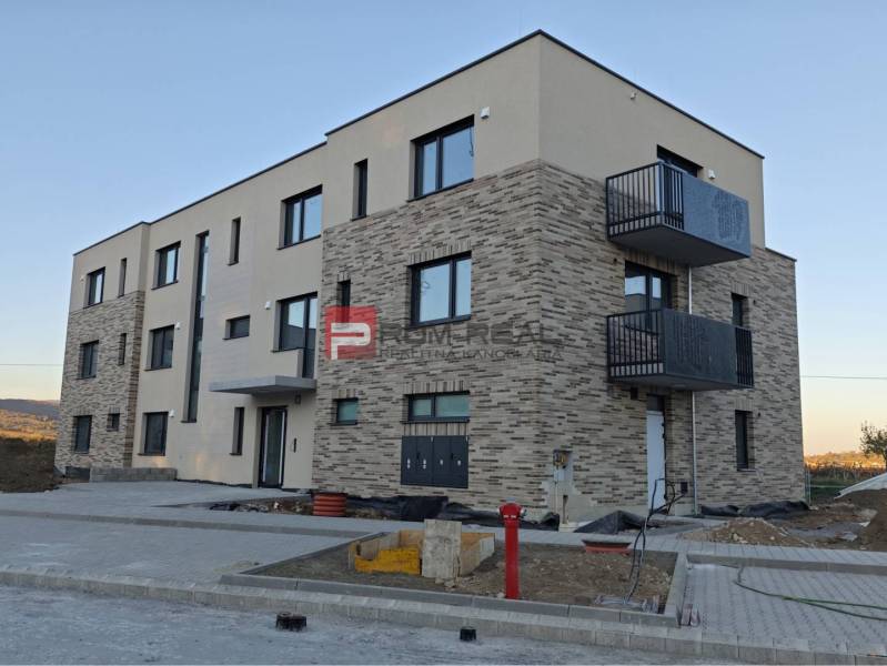 Neubau mit Ziegelverkleidung in der Straße in Pezinok umfasst 2-Zimmer-Wohnungen.