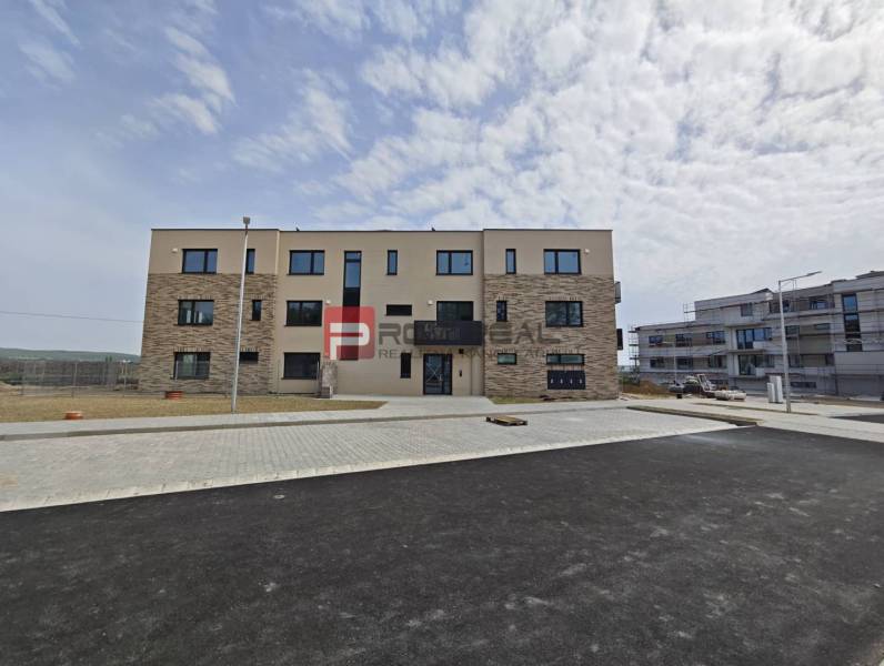 Neubau in der Straße Pezinok in der Stadt Pezinok, der eine Zweizimmerwohnung anbietet.