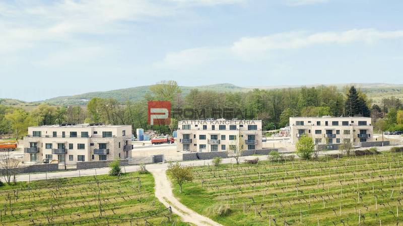 Neubauten umgeben von Natur in der Straße Pezinok in Pezinok, geeignet für eine 2-Zimmer-Wohnung.