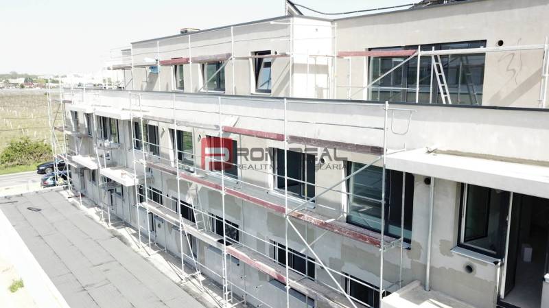 Gebäude an der Limbašská-Straße in Pezinok während des Baus von 3-Zimmer-Wohnungen mit Gerüst.