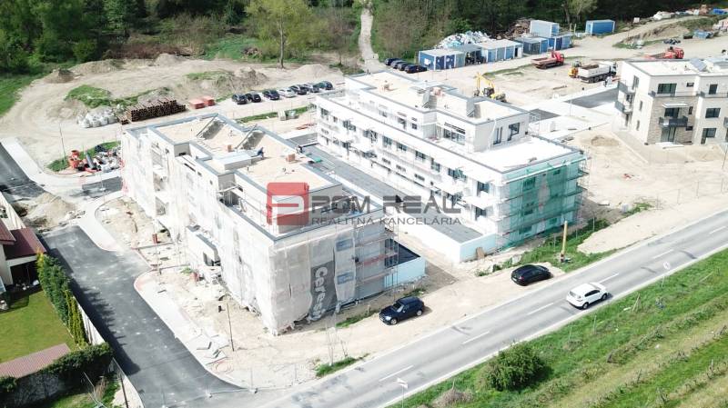 Der Bauprozess auf der Limbašská-Straße in Pezinok umfasst den Bau von 3-Zimmer-Wohnungen.