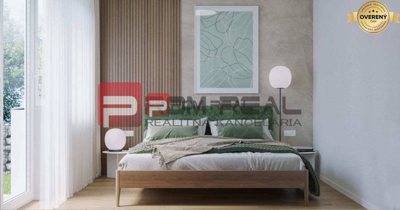 Helles Schlafzimmer in einer 2-Zimmer-Wohnung, Limbašská cesta, mit modernem Bettdesign und Dekorationen.
