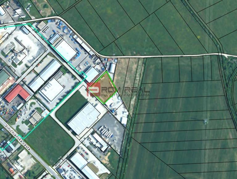 Luftaufnahme der Produktionsanlagen in Pezinok, umgeben von landwirtschaftlicher Landschaft.