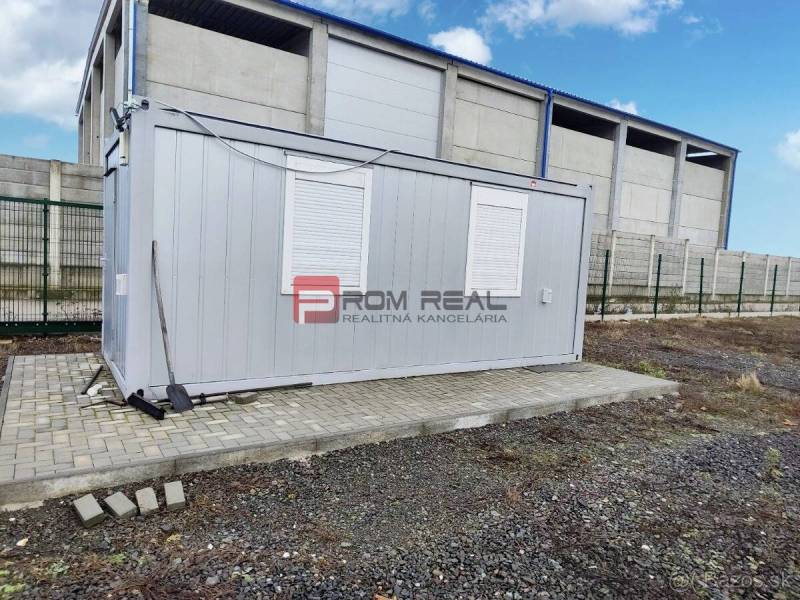 Produktionsräume in Pezinok mit einem Montagebau auf einer befestigten Fläche.