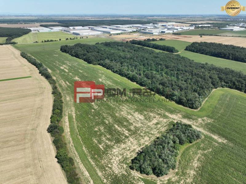 Luftaufnahme von landwirtschaftlichen und forstwirtschaftlichen Flächen bei der Senecká-Straße und Gebäuden.
