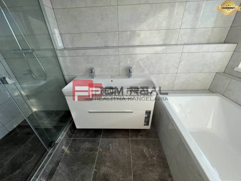 Badezimmer mit Badewanne und Dusche in einer 4-Zimmer-Wohnung.