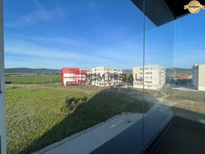 Blick aus einer 4-Zimmer-Wohnung in der Obchodná-Straße in Pezinok auf die Umgebung und Gebäude.