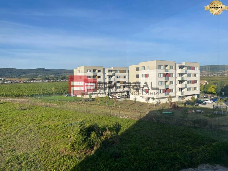 Wohnhäuser in der Obchodná-Straße in Pezinok mit Blick auf die umliegende Natur.