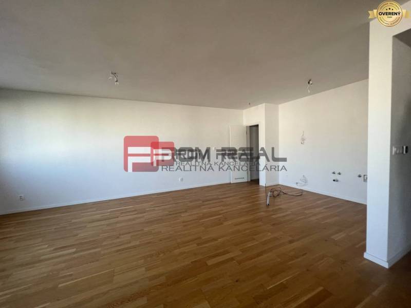 Geräumiges Interieur einer 4-Zimmer-Wohnung mit Holzboden und weißen Wänden.