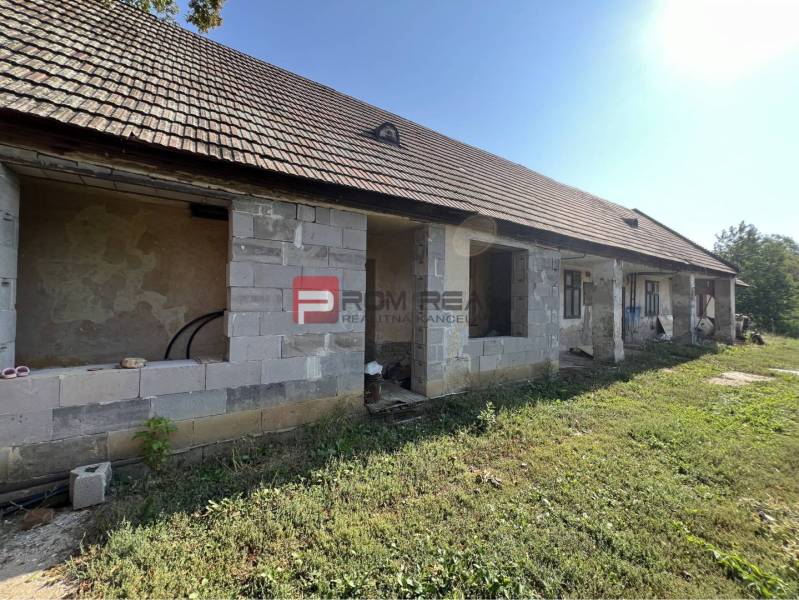 Unvollendeter Bau auf einem Wohngrundstück, Hauptstraße, Viničné.