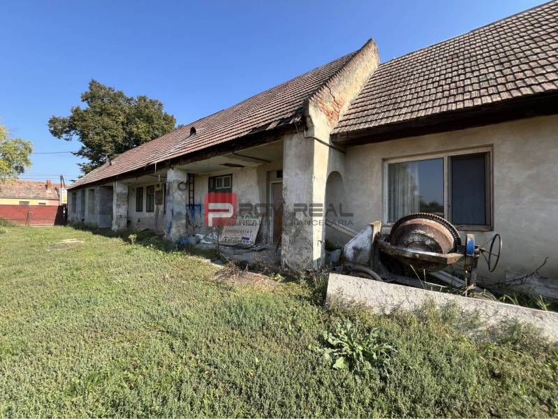 Älteres Haus mit beschädigter Fassade und Hof, Viničné, Hlavná, Grundstücke - Wohnen.