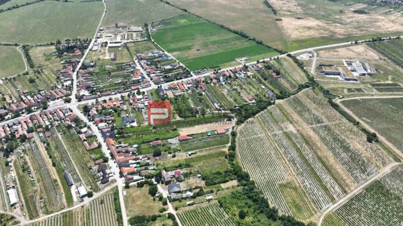 Luftaufnahme von Dubová, geordnete Straßen und umliegende Felder, Grundstücke - Wohnen.