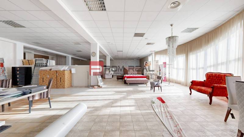 Der Innenraum eines Gebäudes mit Möbeln, einem roten Sofa, einem Bett und Tischen mit Dokumenten.