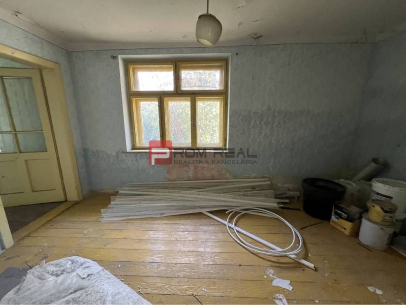 Ein Raum mit Holzboden, alte Türen, Baumaterial, dient zur Renovierung. Grundstücke - Wohnen.