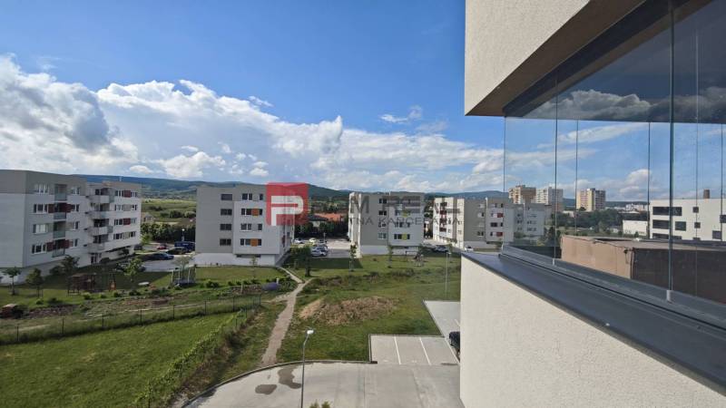 Blick vom Balkon einer 4-Zimmer-Wohnung in der Obchodná-Straße in Pezinok, Aussicht auf die Siedlung.