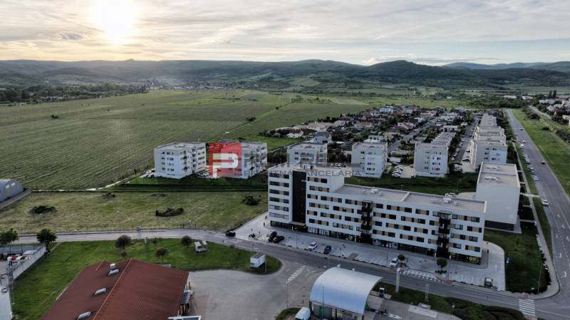 Luftaufnahme eines Viertels mit 4-Zimmer-Wohnungen in der Obchodná-Straße in Pezinok.