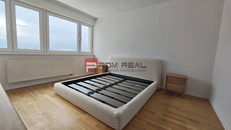 Helles Schlafzimmer mit Holzboden und Bett in einer 4-Zimmer-Wohnung.