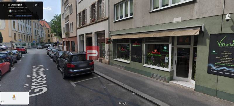 Grösslingova-Straße in Bratislava mit geparkten Autos und Geschäftsräumen.