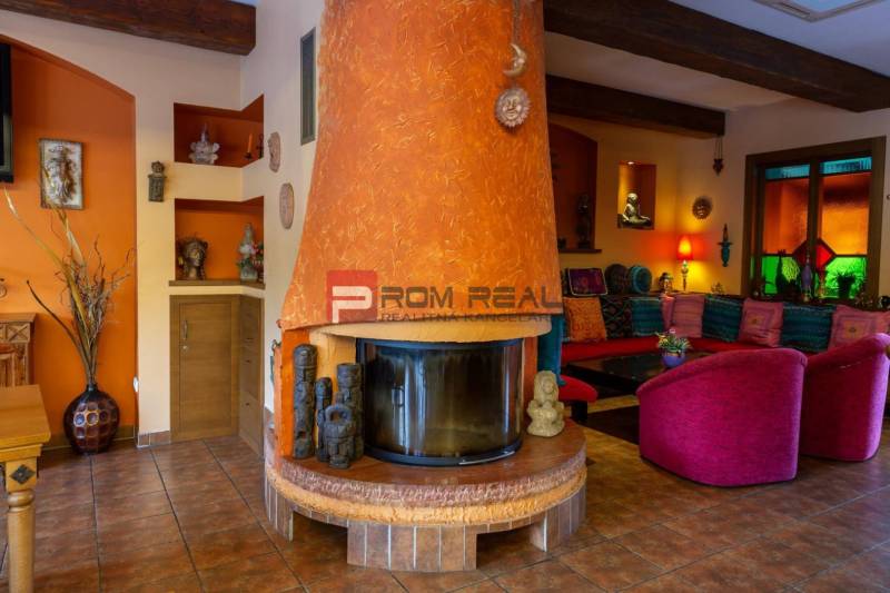 Interieur mit Kamin, bequemen Sitzgelegenheiten und Dekorationen in Hotels und Pensionen.
