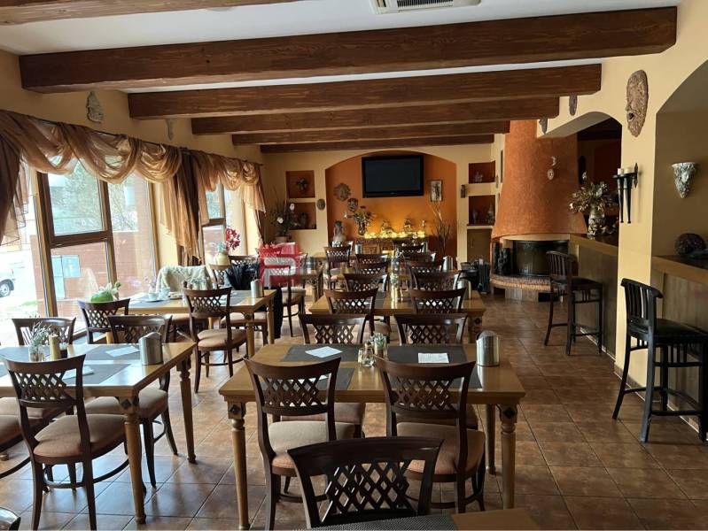 Restaurant mit Holzdecken, Blumendekoration und Kamin, Kategorie Hotels und Pensionen.