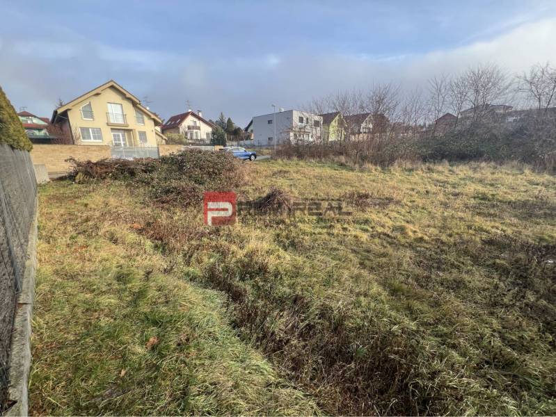Stupava, Bazová: Grasland für Wohnzwecke, umgeben von Einfamilienhäusern.