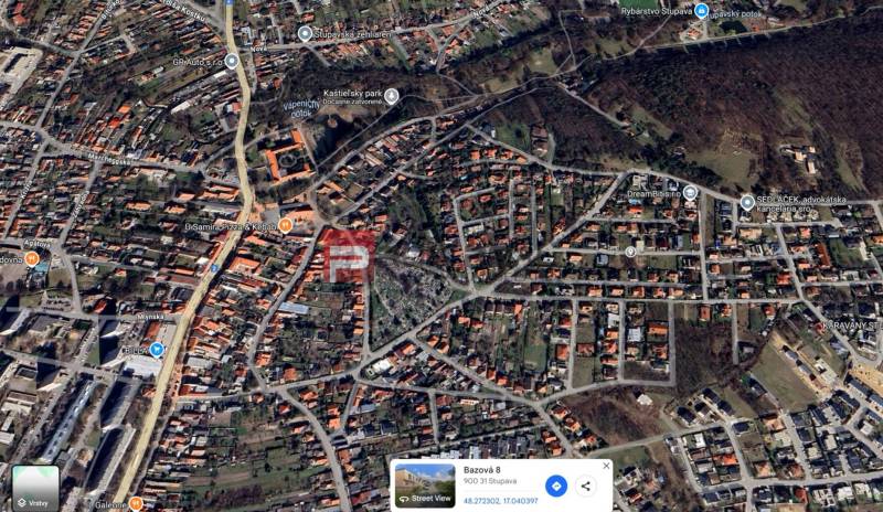 Luftaufnahme der Straße Bazová in Stupava, mit Fokus auf Grundstücke - Wohnen.