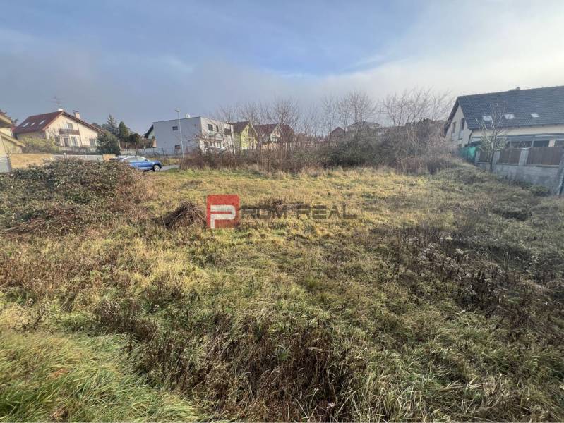 Grundstücke - Wohnen in der Bazova-Straße in Stupava in der Nähe von Einfamilienhäusern.