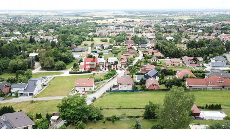 Luftaufnahme von Häusern und Grünflächen in der Gemeinde Marianka in der Straße Na Tálkoch. Grundstücke - Wohnen.