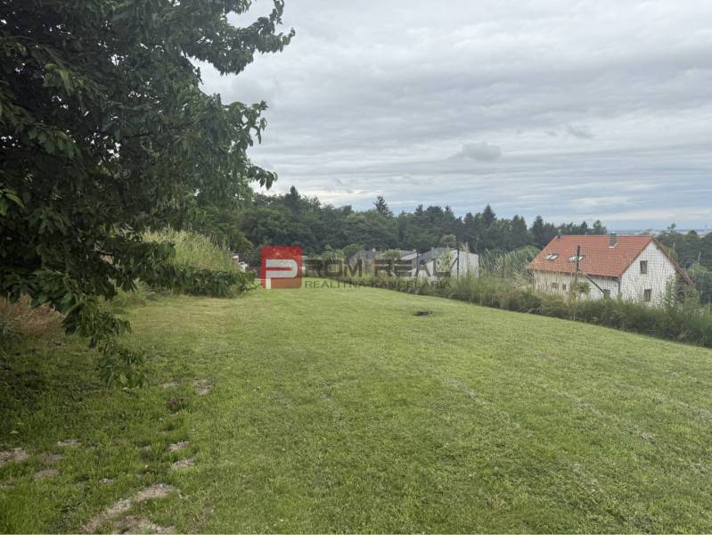 Baugrundstück in Marianka in der Straße Na Tálkoch mit Blick auf die Häuser.