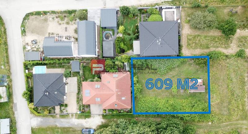 Luftaufnahme von Grundstücken - Wohnen in der Gemeinde Marianka in der Straße Na Tálkoch.