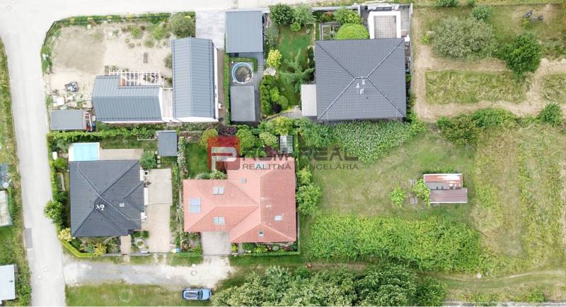 Luftaufnahme von Grundstücken - Wohnen in Marianka in der Straße Na Tálkoch, mit Gärten und Gebäuden.