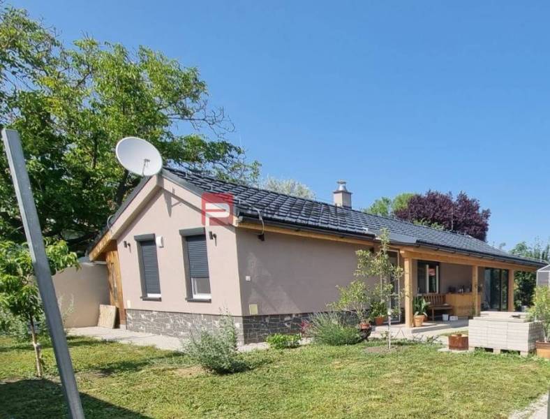 Einfamilienhaus mit Terrasse auf Wohnbaugrundstücken in Marianka in der Straße Na Tálkoch.