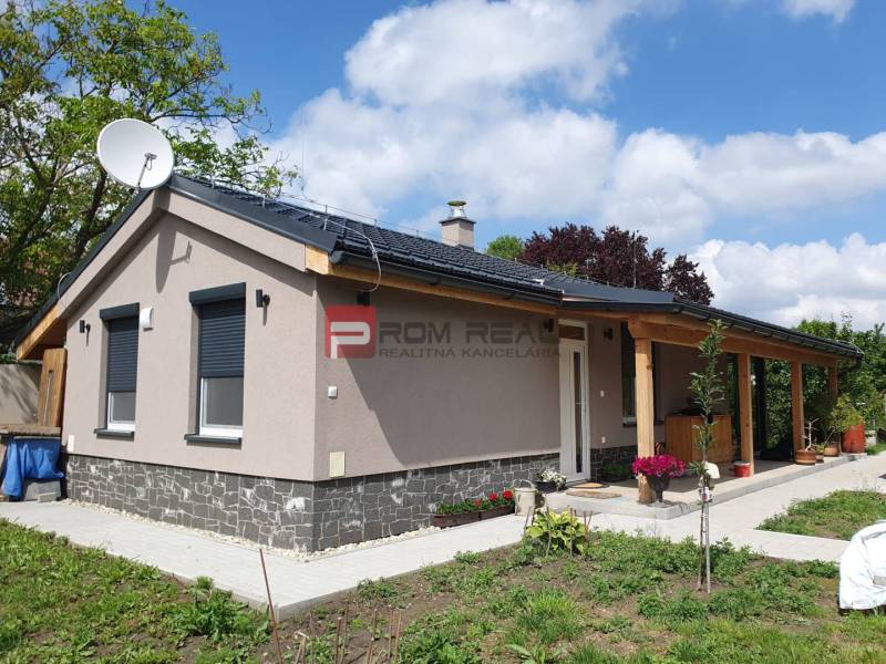 Ein Einfamilienhaus geeignet zum Wohnen auf Grundstücken in Marianka in der Straße Na Tálkoch.