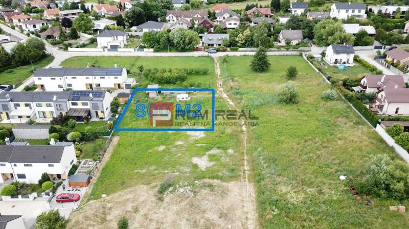 Grundstücke - Wohnen in Marianka auf Na Ovsisku, mit einer Fläche von 800 m², umgeben von Grünflächen und Häusern.