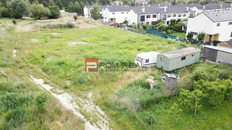 Grundstücke - Wohnen in Marianka auf Na Ovsisku, Grasgelände mit Wohnwagen.