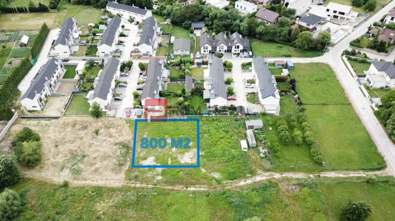 Ein Grundstück mit einer Fläche von 800 m² in Marianka, Na Ovsisku, umgeben von Wohnhäusern zum Wohnen.