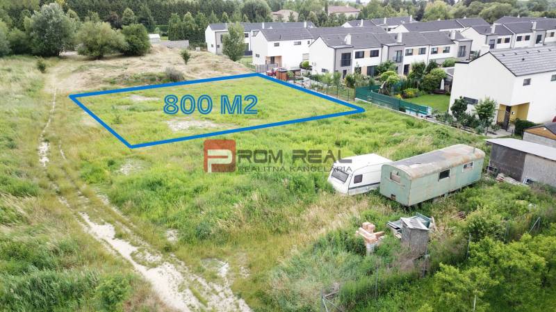 Grundstücke zum Wohnen in Marianka in der Straße Na Ovsisku, 800 m², neben Häusern.