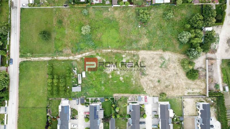 Grundstücke - Wohnen in der Straße Na Ovsisku in Marianka, mit viel Grün und einem Garten.