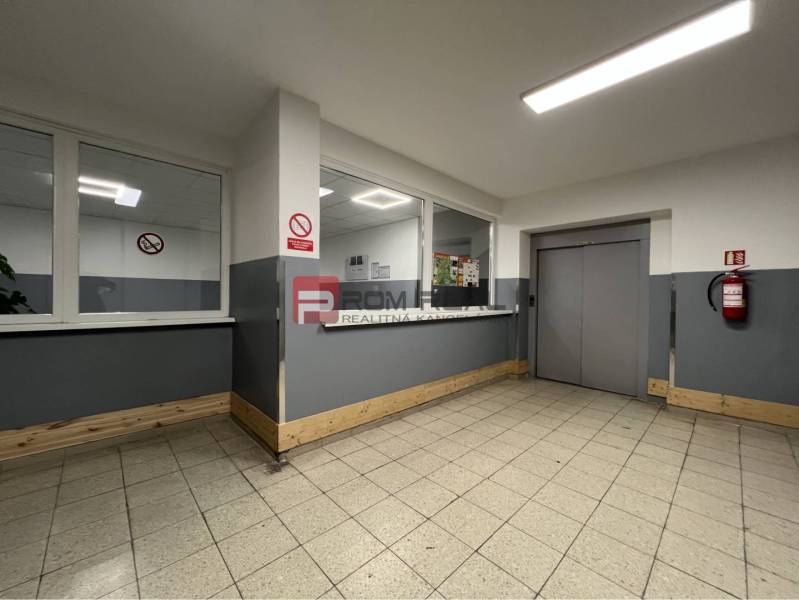 Innenräume von Lagern und Hallen mit Brandschutzeinrichtungen, Fenstern und Aufzug.