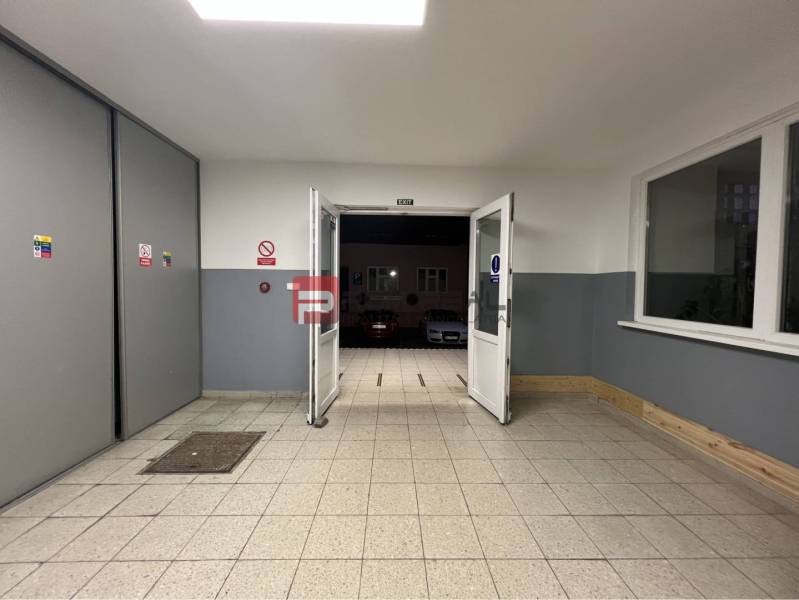 Eingangsbereich innerhalb von Lagern und Hallen mit Ausgang zum Parkplatz.