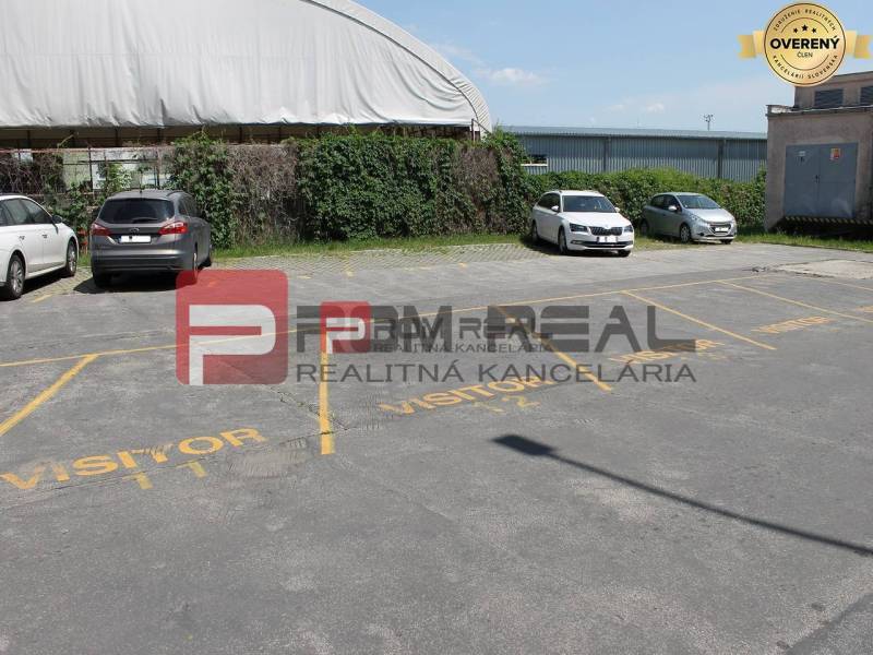 Parkplatz in der Púchovská-Straße in Bratislava III für Besucher von Lagern und Hallen.