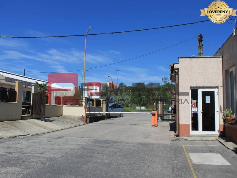 Eingang zu den Lagern und Hallen in der Púchovská-Straße in Bratislava III.